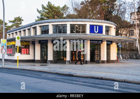 Berlino -- Zehlendorf. Krumme Lanke U-Bahn stazione ferroviaria Vista esterna e ingresso. La stazione è il capolinea sud-occidentale della linea U3 Foto Stock