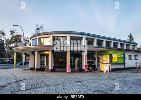 Berlino -- Zehlendorf. Krumme Lanke U-Bahn stazione ferroviaria Vista esterna e ingresso. La stazione è il capolinea sud-occidentale della linea U3 Foto Stock