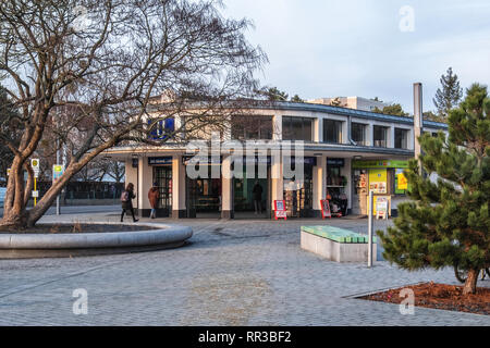 Berlino -- Zehlendorf. Krumme Lanke U-Bahn stazione ferroviaria Vista esterna e ingresso. La stazione è il capolinea sud-occidentale della linea U3 Foto Stock