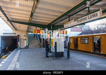 Berlino -- Zehlendorf. Krumme Lanke U-Bahn stazione ferroviaria piattaforma binari & trenino giallo Foto Stock