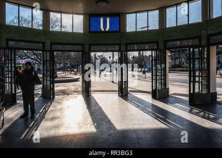 Berlino -- Zehlendorf. Krumme Lanke U-Bahn stazione ferroviaria hall & foyer. La stazione è il capolinea sud-occidentale della U3 Foto Stock