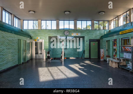 Berlino -- Zehlendorf. Krumme Lanke U-Bahn stazione ferroviaria hall & foyer. La stazione è il capolinea sud-occidentale della U3 Foto Stock