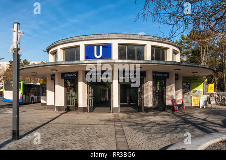 Berlino -- Zehlendorf. Krumme Lanke U-Bahn stazione ferroviaria Vista esterna e ingresso. La stazione è il capolinea sud-occidentale della linea U3 Foto Stock