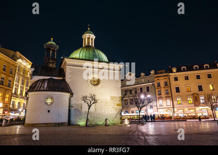 Cracovia in Polonia, febbraio 16, 2019: Chiesa di San Wojciech in notturna a Cracovia in Polonia Foto Stock