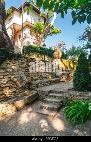 Balchik Palace rumeno della Regina Maria. Destinazione turistica in lingua bulgara sul Mar Nero Foto Stock