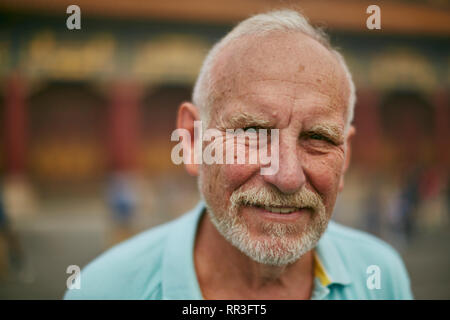 Amichevole maschio senior in viaggio all'aperto Foto Stock