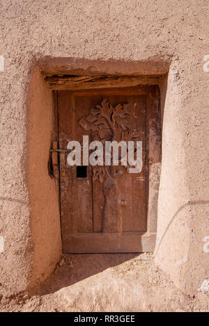 Casa Berber porta di legno in Ksar di Ait Benhaddou - città fortificata (ighrem) sull'ex caravan itinerario tra il Sahara e Marrakech, Marocco Foto Stock