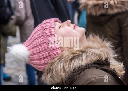 Bambino kid bionda bambina indossa bobble hat rosa bianco cercando sky stupore stupore stupore di lampeggiare il concetto di infanzia, libertà, spirito libero e felice Foto Stock