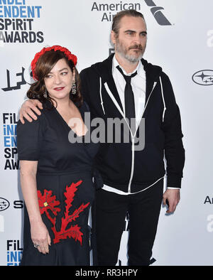 SANTA MONICA, CA - 23 febbraio: Lynne Ramsay (L) e Joaquin Phoenix frequentare il 2019 Film Independent Spirit Awards sulla spiaggia a febbraio 23, 2019 Foto Stock