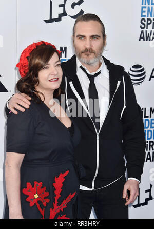 SANTA MONICA, CA - 23 febbraio: Lynne Ramsay (L) e Joaquin Phoenix frequentare il 2019 Film Independent Spirit Awards sulla spiaggia a febbraio 23, 2019 Foto Stock