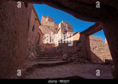 Ait Ben Haddou (Ait Benhaddou) è una città fortificata sulla ex caravan route. Vicino a Ouarzazate e il deserto del Sahara e Marrakech in Marocco. Ksar Foto Stock