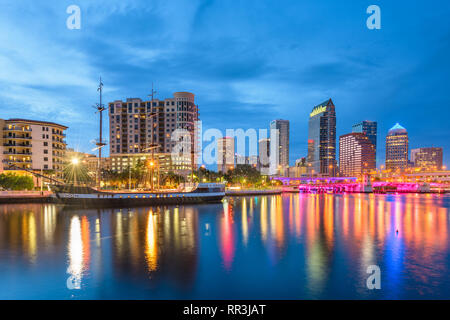 Tampa, Florida, Stati Uniti d'America skyline del centro sulla baia al crepuscolo. Foto Stock