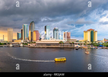 Tampa, Florida, Stati Uniti d'America skyline del centro sulla baia al tramonto con acqua il traffico. Foto Stock