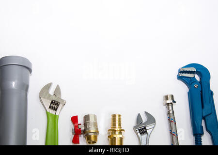 Attrezzi per idraulici e attrezzature top view su sfondo bianco. Foto Stock