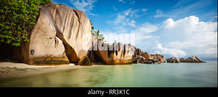 Spiaggia tropicale con sabbia bianca e palme da cocco, Viaggi Turismo ampio panorama di sfondo, concetto di vacanza Foto Stock