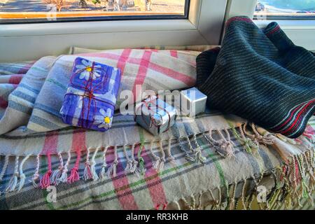 Vacanze inverno, celebrazione e ancora il concetto di vita - davanzale, confezioni regalo, calda sciarpa a casa. Romantico ancora in vita. Foto Stock