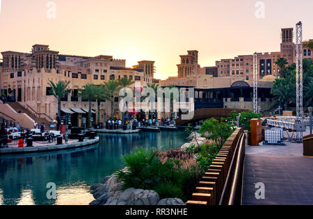 Dubai, Emirati Arabi Uniti - 20 Aprile 2018: Sunst vista in Madinat Jumeirah resort e ristoranti, leasure travel spot in Dubai Foto Stock