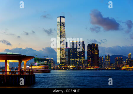 Hong Kong - Agosto 8, 2018: Hong Kong vista dal molo centrale con il centro città vista sull'acqua dalla città dal molo ora blu Foto Stock