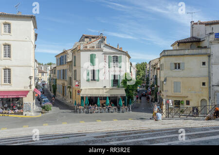 Francia ARLES SEP 2018 Una vista della piazza centrale di Arles città della Provenza Francia Foto Stock