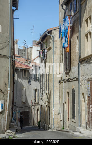 Francia ARLES SEP 2018 una vista di una strada in Arles città della Provenza Francia Foto Stock