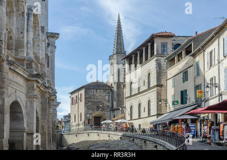 Francia ARLES SEP 2018 Una vista della via centrale, il mercato del turismo e il colosseo in Arles città della Provenza Francia Foto Stock