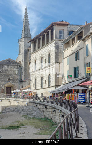 Francia ARLES SEP 2018 Una vista della via centrale e il mercato del turismo in Arles città della Provenza Francia Foto Stock