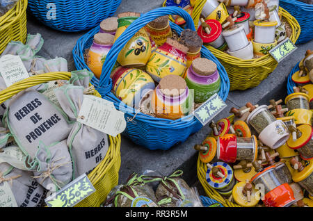 Francia ARLES SEP 2018 vista dei dettagli del mercato turistico sulle strade di Arles di Provenza in Francia. La gente guarda là per un assortimento di vecchie cose. Parole egli Foto Stock