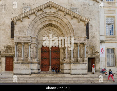 Francia ARLES SEP 2018 Una vista dell'entrata dell'Eglise Notre-dame-la-Grande chiesa in Arles città della Provenza Francia Foto Stock