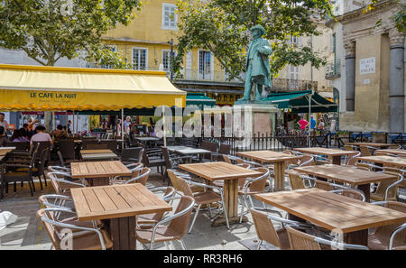 Francia ARLES SEP 2018 Una vista dell'esterno del le cafe la nuit (la notte cafe) e statuse di Van Gogh a Arles città della Provenza Francia Foto Stock