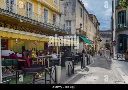 Francia ARLES SEP 2018 Una vista dell'esterno del le cafe la nuit (la notte cafe)) in Arles città della Provenza Francia Foto Stock