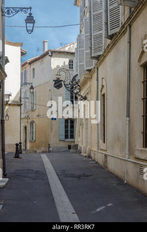 Francia ARLES SEP 2018 una vista di una strada in Arles città della Provenza Francia Foto Stock