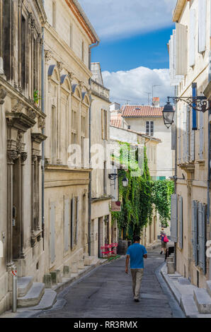 Francia ARLES SEP 2018 una vista di una strada, un mercato turistico e il colosseo in Arles città della Provenza Francia Foto Stock