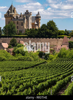 Chateau de Montfort - un castello nel comune francese di Vitrac in Dordogne regione della Francia. Foto Stock