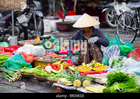 Vietnamese street venditore a vendere le erbe sul mercato di strada, a Saigon, Vietnam. Foto Stock