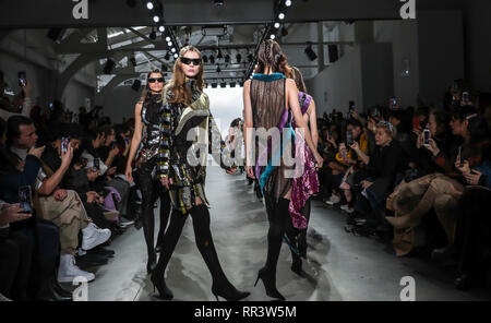 Modelli di pista a piedi per il Custo Barcelona autunno/inverno 2019 collezione durante la settimana della moda di New York al Molo 59 Studios at Chelsea Piers, Manhattan (foto di Sam Aronov / Pacific Stampa) Foto Stock