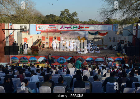 Lahore, Pakistan. Il 23 febbraio, 2019. Artisti provenienti da cinque province di eseguire la danza culturale con belle abiti durante "Sanwal Mor Mohara" festival organizzato congiuntamente dal Punjab Arts Council e DG Khan Arts Council al giardino di Jinnah Open Air Theatre di Lahore. Credito: Rana Sajid Hussain/Pacific Press/Alamy Live News Foto Stock