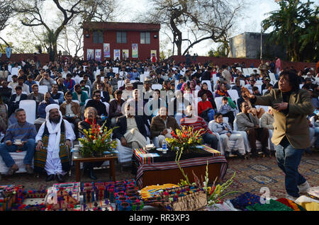 Lahore, Pakistan. Il 23 febbraio, 2019. Artisti provenienti da cinque province di eseguire la danza culturale con belle abiti durante "Sanwal Mor Mohara" festival organizzato congiuntamente dal Punjab Arts Council e DG Khan Arts Council al giardino di Jinnah Open Air Theatre di Lahore. Credito: Rana Sajid Hussain/Pacific Press/Alamy Live News Foto Stock