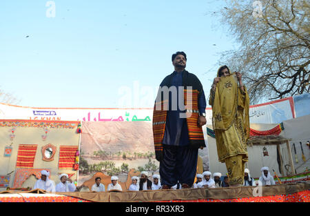 Lahore, Pakistan. Il 23 febbraio, 2019. Artisti provenienti da cinque province di eseguire la danza culturale con belle abiti durante "Sanwal Mor Mohara" festival organizzato congiuntamente dal Punjab Arts Council e DG Khan Arts Council al giardino di Jinnah Open Air Theatre di Lahore. Credito: Rana Sajid Hussain/Pacific Press/Alamy Live News Foto Stock