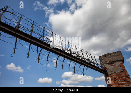 La Polonia, la città di Varsavia, il filo spinato alla porta al museo della prigione di Pawiak Foto Stock