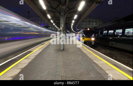 Heathrow Express treno navetta aeroportuale uscire London Paddington come la prossima partenza è già in attesa Foto Stock