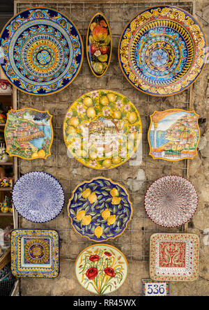 Ravello, Italia - 16 Giugno 2017: Ceramica shop nella piazza principale di Ravello, Campania, Italia Foto Stock