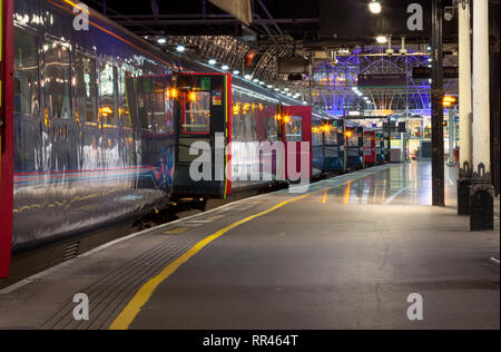 Sbattere le porte sul marchio 3 carrelli di un primo grande Western Intercity 125 treno a Londra Paddington di notte come si attende per i passeggeri Foto Stock