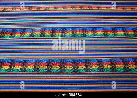 Colori vivaci pattern a strisce di tessuto peruviana per la tessitura, sfondo o banner Foto Stock