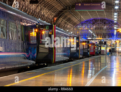 Sbattere le porte sul marchio 3 carrelli di un primo grande Western Intercity 125 treno a Londra Paddington di notte come si attende per i passeggeri Foto Stock