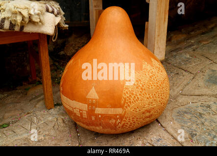 Zucca gigante carving lavoro presso il negozio di Chinchero town, Cusco, Perù Foto Stock