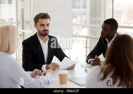 Diverse persone di affari ad una riunione in ufficio sala conferenza Foto Stock