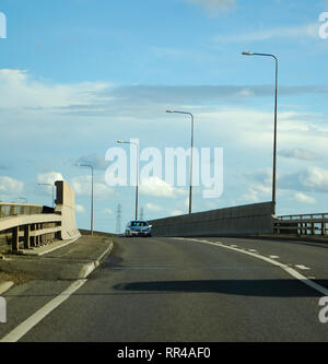 Sittingbourne, Regno Unito - 23 Ottobre 2010: una vettura attraversa un ponte sulla A249 nel Kent Foto Stock