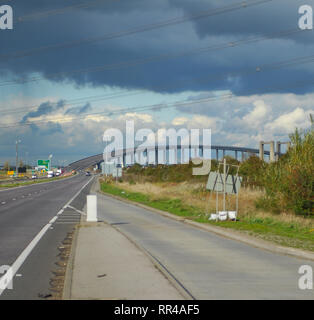 Sittingbourne, Regno Unito - 23 Ottobre 2010: la A249 Ponte stradale che collega il Isle of Sheppey in terraferma Inghilterra vicino a Sittingbourne Foto Stock