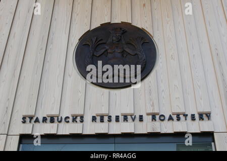 Digital Signage sopra ingresso Kengo Kuma-progettato Starbucks Roastery riserva a Tokyo Foto Stock