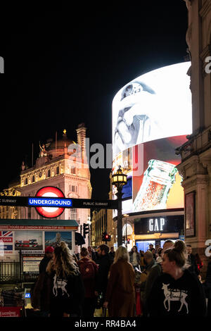 London, Regno Unito - 18 Ottobre 2018: Night Shot della folla di entrare ed uscire dalla stazione della metropolitana di Piccadilly Circus Foto Stock